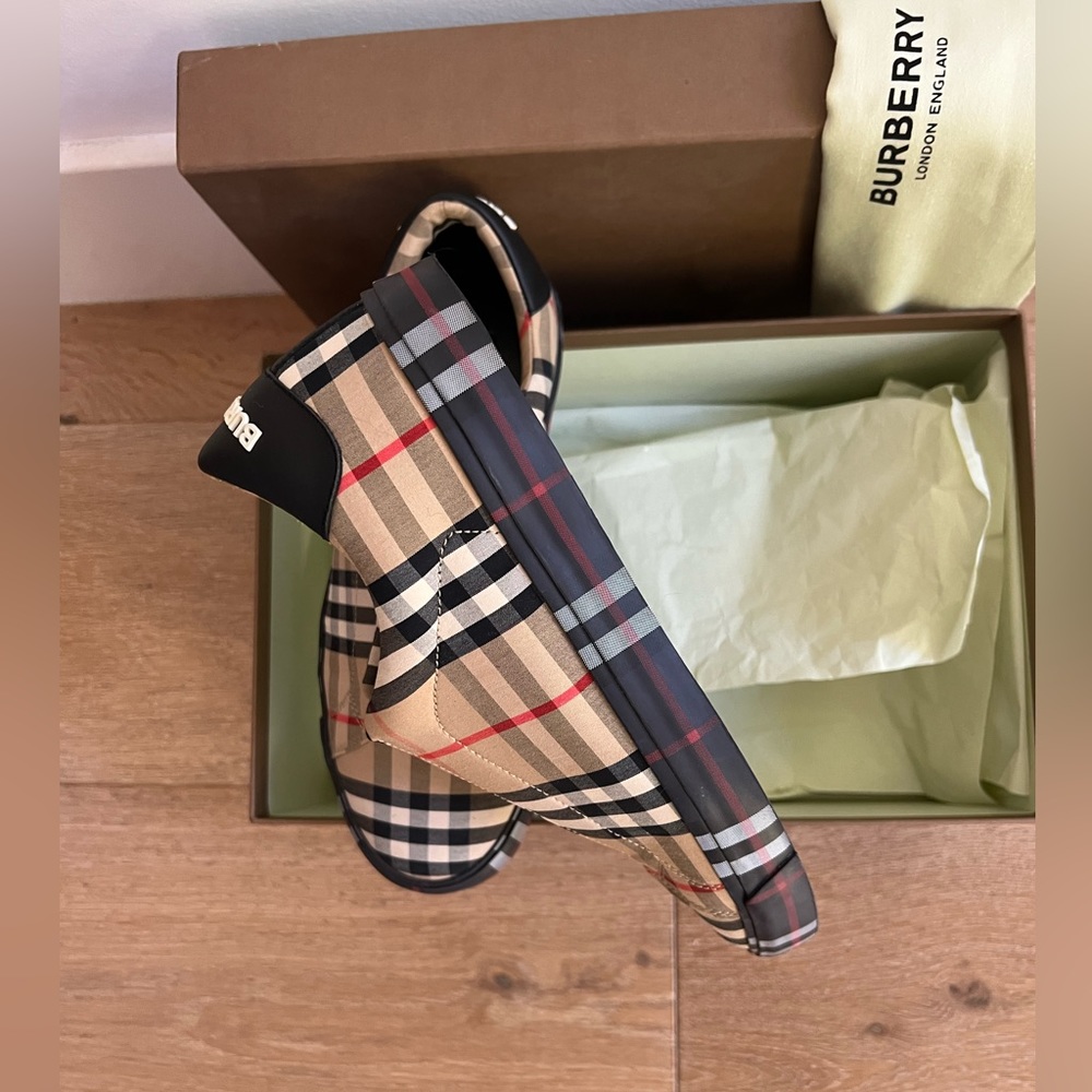 Used ones with box and shoe bag, model w/no laces and classic burberry Sizes:41 - Picture 6 of 7